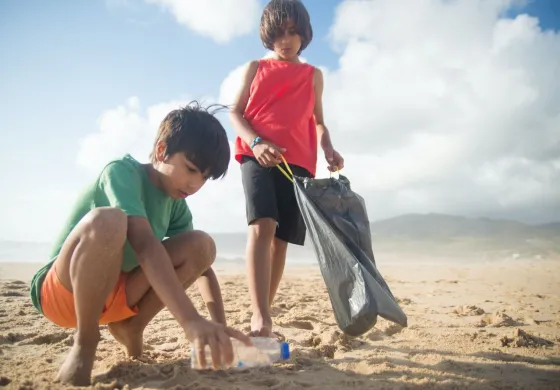 enfants-plage-déchets