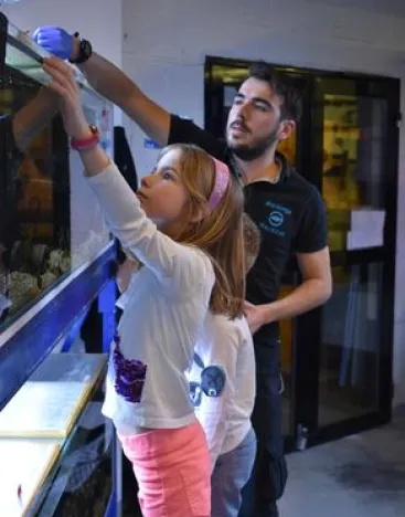 Soigneur de Nausicaa avec une jeune fille pour la nouvelle expérience Dans les pas d'un soigneur