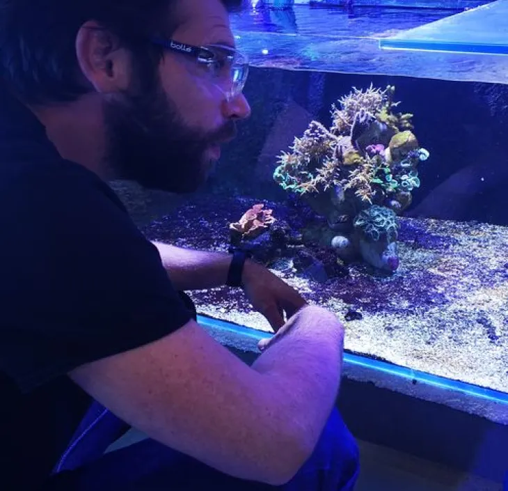 Jérémy Gobé devant le corail à nausicaa