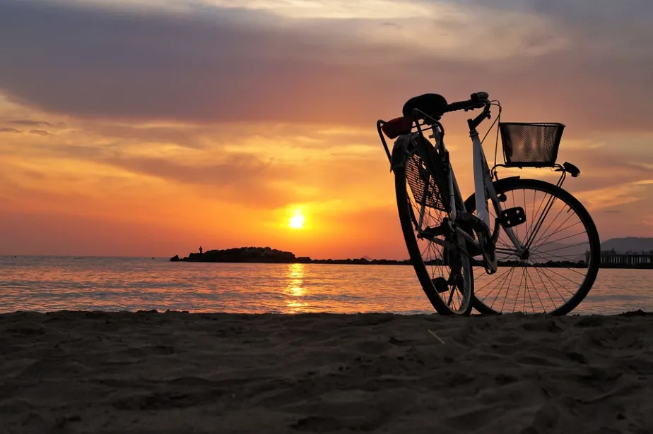 vélo au coucher de soleil